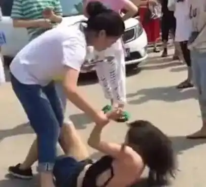  小姨子们和妻子一起围殴情妇,还要扒光她拉出去示众