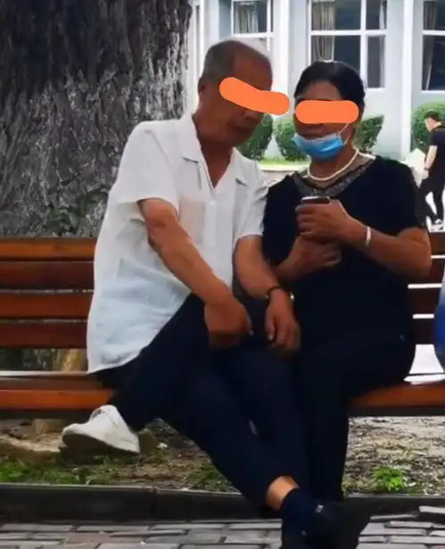 大爷大妈在小区公园凳子上亲亲我我,知情者大妈谈过好几个对象  大爷大妈在小区公园凳子上亲亲我我,知情者大妈谈过好几个对象