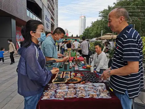  谁说玩艺术不能搞地摊经济