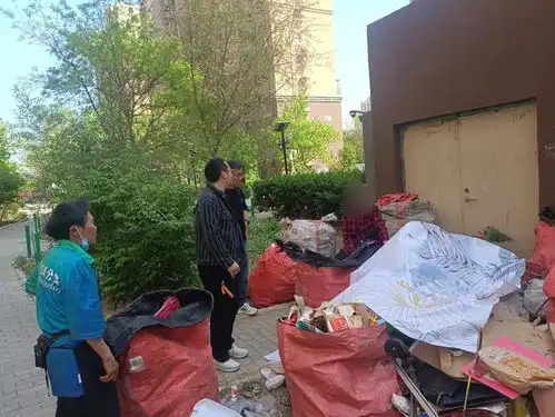 老人地下室囤废品,社区多方联动清杂物  老人地下室囤废品,社区多方联动清杂物