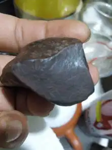  想请问图片里的石头是不是黑钻石原石