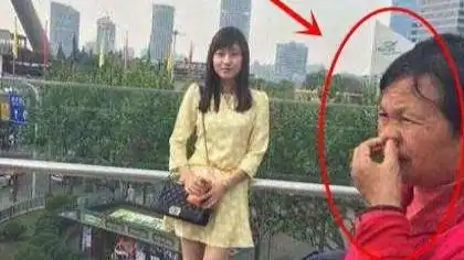  搞笑图片幽默段子笑话美女,你被大妈实力抢镜了