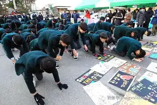  考场内专心答题的考生考场外跪拜祈福的应援团