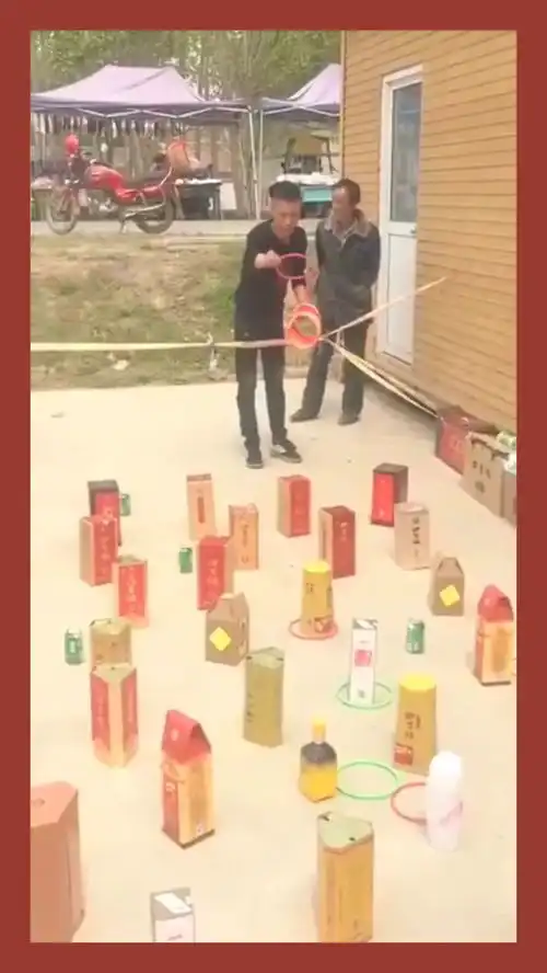  小伙神手法套圈,老板摆个地摊容易吗,兄弟你怕是来砸场子的吧