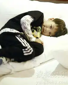 亮仔萌出新境界躺被窝吐舌活泼搞怪  亮仔萌出新境界躺被窝吐舌活泼搞怪