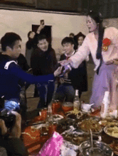 搞笑gif趣图看新娘划拳的架势,真为新郎担心啊  搞笑gif趣图看新娘划拳的架势,真为新郎担心啊