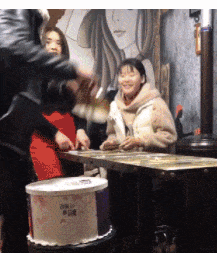  爆笑gif我就不信了打不赢你,要是你输了把你抓回去炖了
