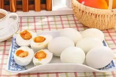  为什么你腌的咸鸭蛋不出油推你一个腌咸鸭蛋出油的方法
