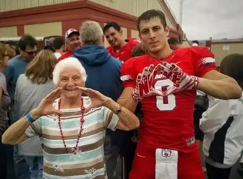 93岁硬核奶奶一夜爆红,恶搞孙子圈粉1300w,网友太酷了  93岁硬核奶奶一夜爆红,恶搞孙子圈粉1300w,网友太酷了