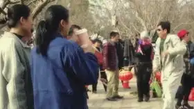 和姥姥逛公园听大爷大妈唱歌自愧不如  和姥姥逛公园听大爷大妈唱歌自愧不如