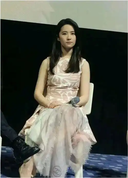  刘亦菲发布会生图曝光,脱离美颜滤镜后,依旧不食人间烟火的仙女