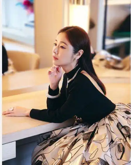  林心如也要走搞笑女路线吗,笑得太豪爽了,但穿衣还挺端着的