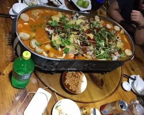  乡下人跟不上节奏,现在都流行用猪槽吃饭吗