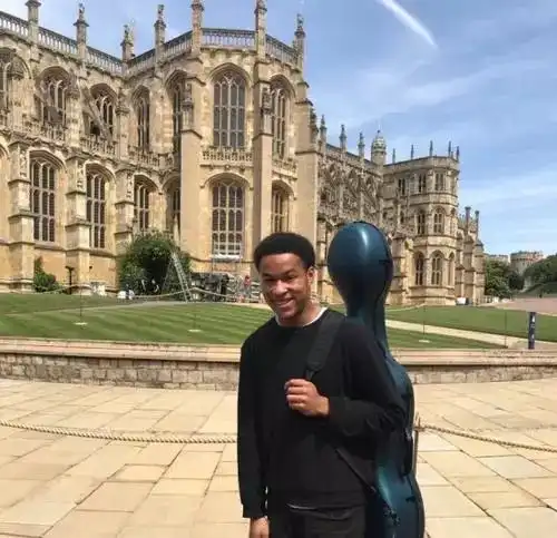  谢库坎涅梅森为英国皇家婚典演奏的黑人大提琴家