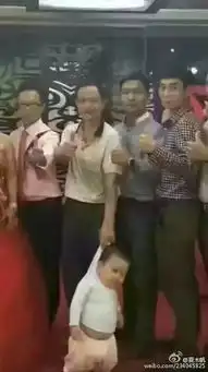 奶奶给孙子打伞图刷爆朋友圈快笑岔气了  奶奶给孙子打伞图刷爆朋友圈快笑岔气了