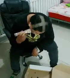  搞笑gif趣图小哥你这是家里有矿啊,难道轮胎不要钱吗
