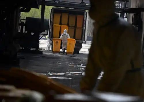 烈火高温这里是武汉医疗废物的最终归宿  烈火高温这里是武汉医疗废物的最终归宿