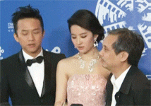 搞笑gif这就是走路玩手机的下场  搞笑gif这就是走路玩手机的下场