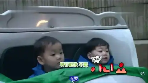  三胞胎觉得丛林探险好玩,结果爸爸说再来一次,三小只立刻拒绝