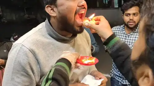 印度超神奇的小吃燃烧的脆壳直接塞嘴里你敢试试吗超好玩  印度超神奇的小吃燃烧的脆壳直接塞嘴里你敢试试吗超好玩