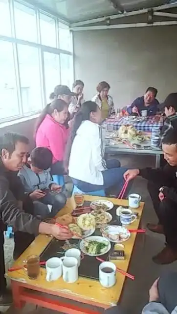 这个地方的人们吃饭很有意思,虽然饭菜很普通,却搞的气氛很隆重  这个地方的人们吃饭很有意思,虽然饭菜很普通,却搞的气氛很隆重