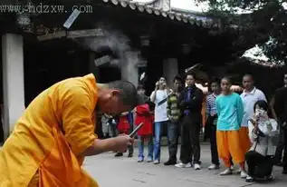  少林铁头功再现江湖三根铁条被瞬间撞断