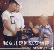  搞笑gif趣图哥们,你开啤酒的技能无人能及啊