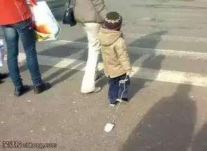  搞笑图片妹子,牛仔裤和牛仔短裤都穿上了
