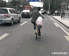 搞笑gif趣图好闺蜜就是用来整蛊的,从不在乎她摔得疼不疼