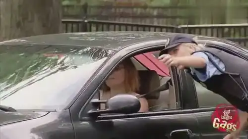  国外爆笑街头恶搞路人开车将警察溅一身水,被吓坏