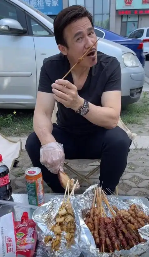  小牌大耍艾威喊话淄博文旅局局长,自称很受欢迎,要求派人接驾