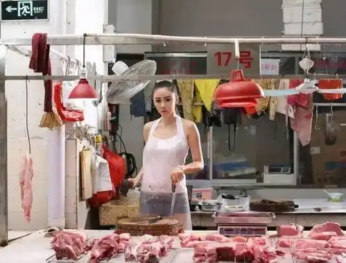  搞笑gif这么漂亮的妹子,都出来摆地摊卖猪肉了