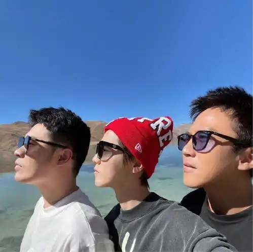  损友邓超鹿晗去探望脚伤的陈赫,并发文强调陈赫的脚全世界最丑