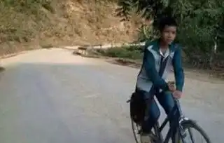  搞笑gif趣图姑娘别着急呀,看看你什么东西都掉出来了
