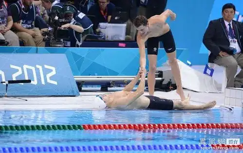  2012伦敦奥运男子4x200米自由泳接力决赛后,孙杨躺在泳池边上,把他拉起来的那个外国运动员是谁
