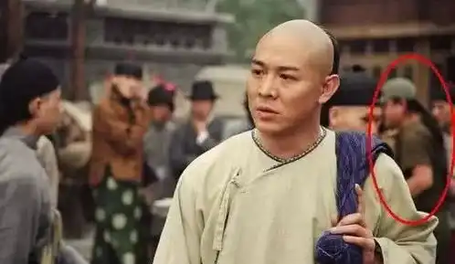  最尬穿帮镜头,布老虎加自行车,吴京8倍镜不开前盖