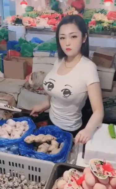  搞笑gif趣图看到前任发来的红包,眼泪流了下来