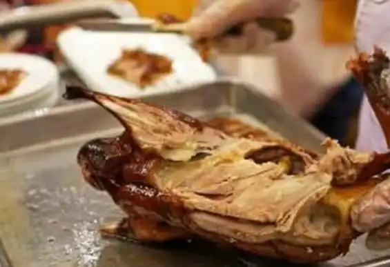  熟食店30元一只的烤鸭,背后却干着不为人知的事,真是令人气愤