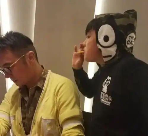  吴镇宇儿子趁暑假整形,字里行间充满期待,曾上综艺留下伤疤