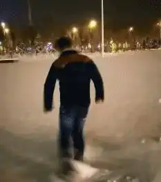  你这蛇形走位成功地引起了我的注意,是贪吃蛇玩多了吗,太厉害了