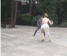  短裙美女翻护栏被卡,这样也太尴尬了