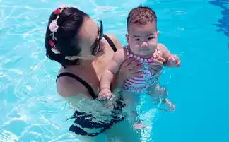  章子怡晒与女儿游泳照宝宝游泳指南