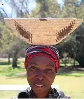  非洲妇女的神功头顶各色物品