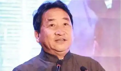  姜昆26年前,不顾妻子反对收养6岁孤儿,如今养子成为他的骄傲