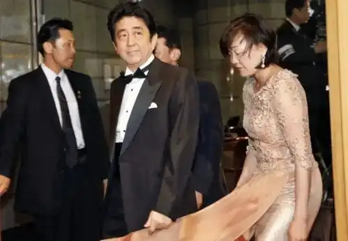  安倍晋三妻子酗酒蹦迪,钟爱韩国美男,为何一生未育