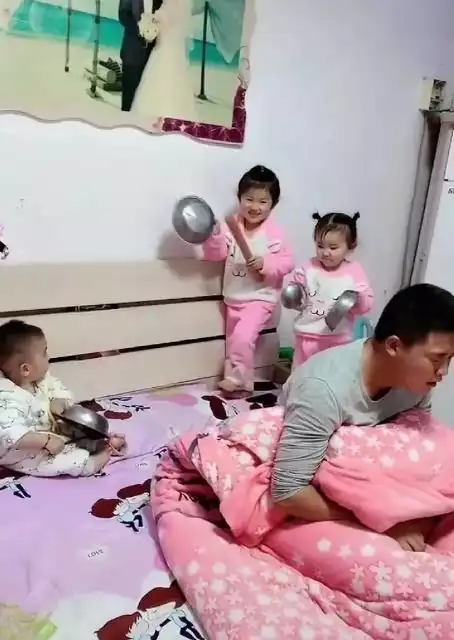  每天都被孩子花样叫起自从有了孩子后,爸妈想睡个懒觉简直太难了