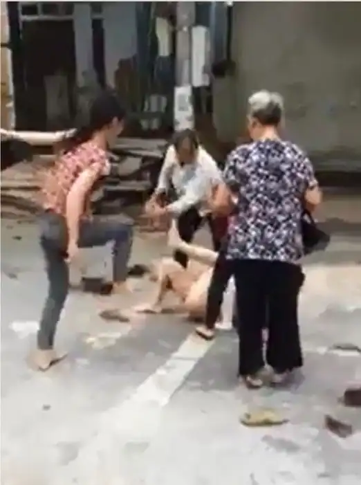  老婆带人当街手撕小三小三被脱光衣服剃光头发当街示众