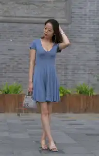  街拍小姐姐这条好看的连衣裙,还是高跟拖鞋搭配才舒服