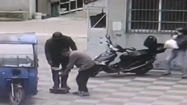 夫妻用石头掉包铜丝,专坑收废品的老人,年轻人不坑  夫妻用石头掉包铜丝,专坑收废品的老人,年轻人不坑