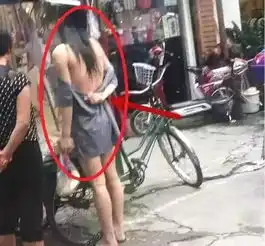  搞笑gif地摊上面买个东西,碰到一个妹子天气太热吗